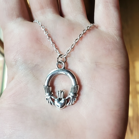 NWOT Silver Celtic Claddagh Necklace - Picture 5 of 13